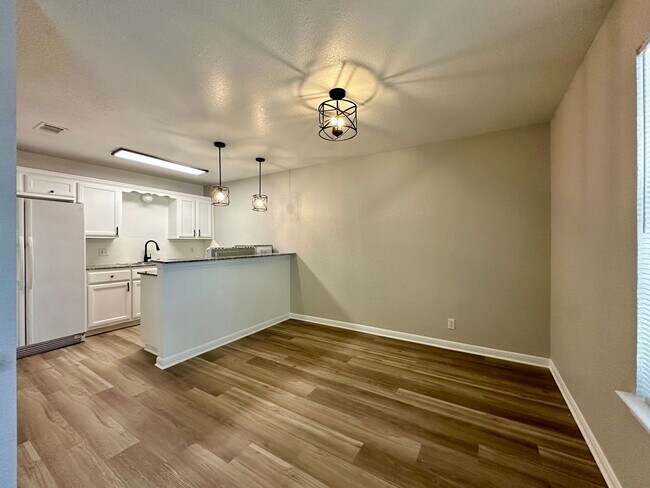 Building Photo - Spacious Newly Renovated 4/2 Walking Dista...