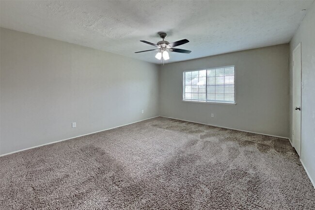Building Photo - 2102 Turtle Creek Dr