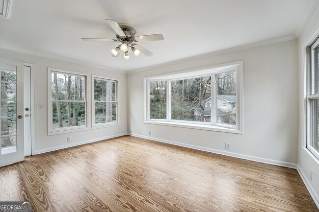 Building Photo - 75 Lakeshore Dr NW