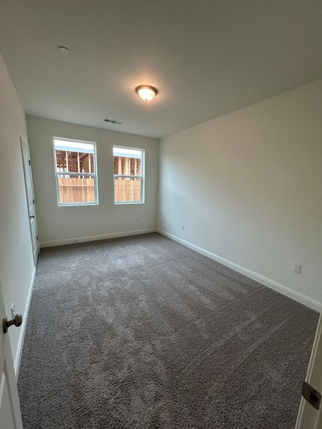 Building Photo - Northwest Visalia! Don't miss this beauty! Spacious and open 4 bedroom 2 bath!