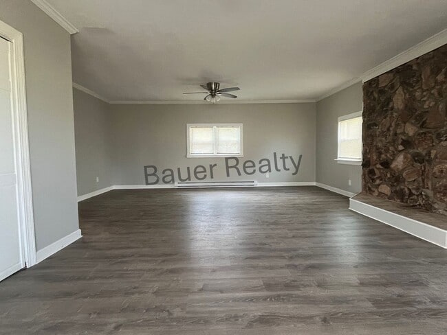 Building Photo - Three Bedroom, Plymouth Local Schools