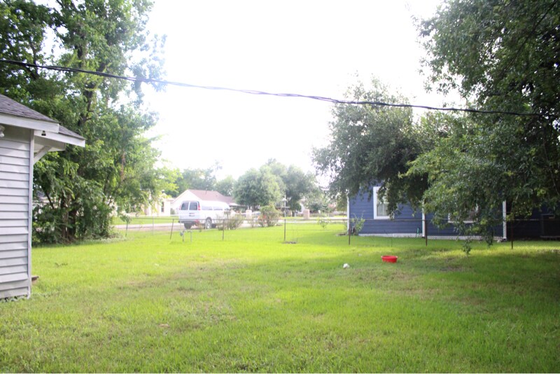 Building Photo - 10801 Invierno St