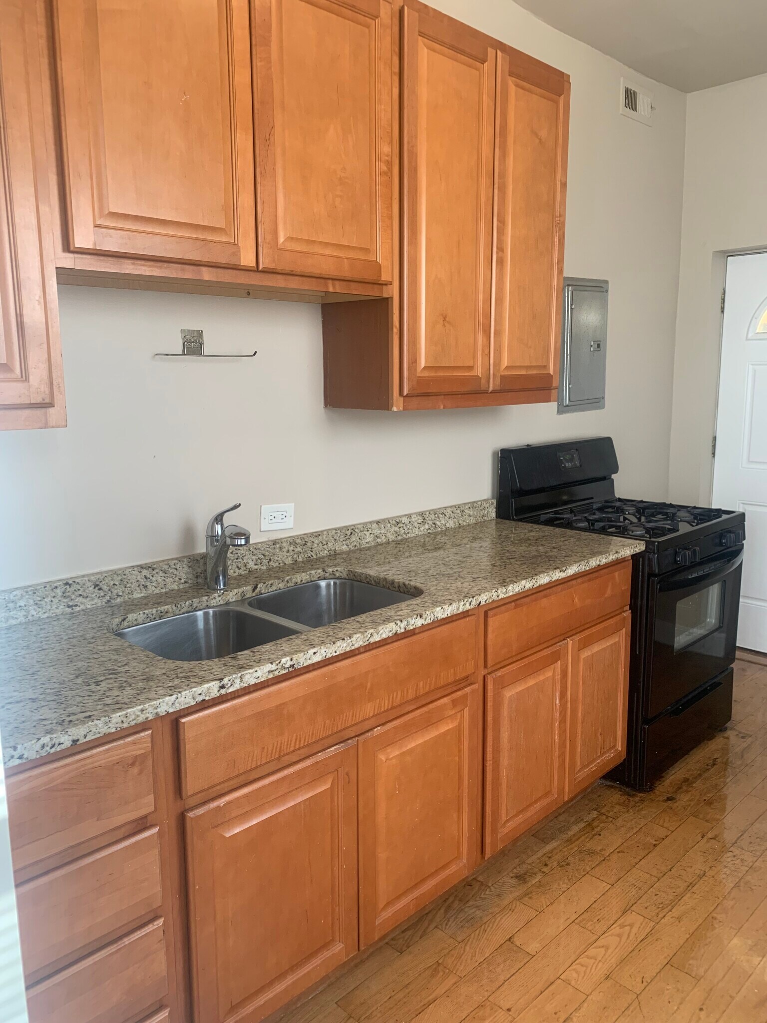 Building Photo - 6507 S Ingleside Ave