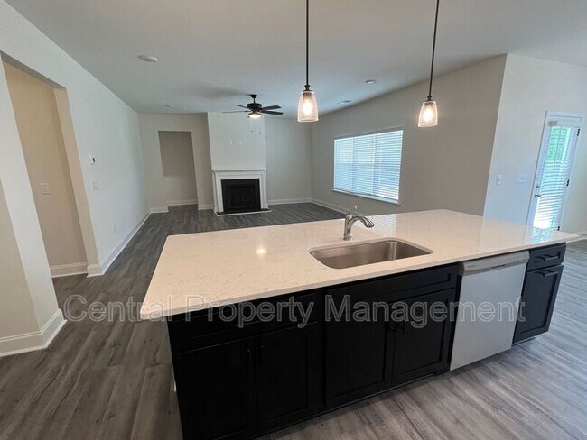 Building Photo - 102 Lariat Ct