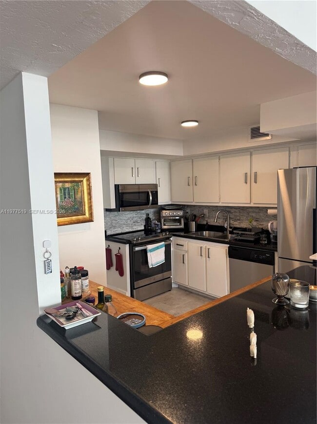 Building Photo - 1420 Brickell Bay Dr