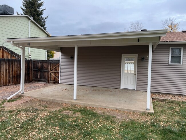 Building Photo - Spacious and Charming Lakewood Home with HUGE yard!