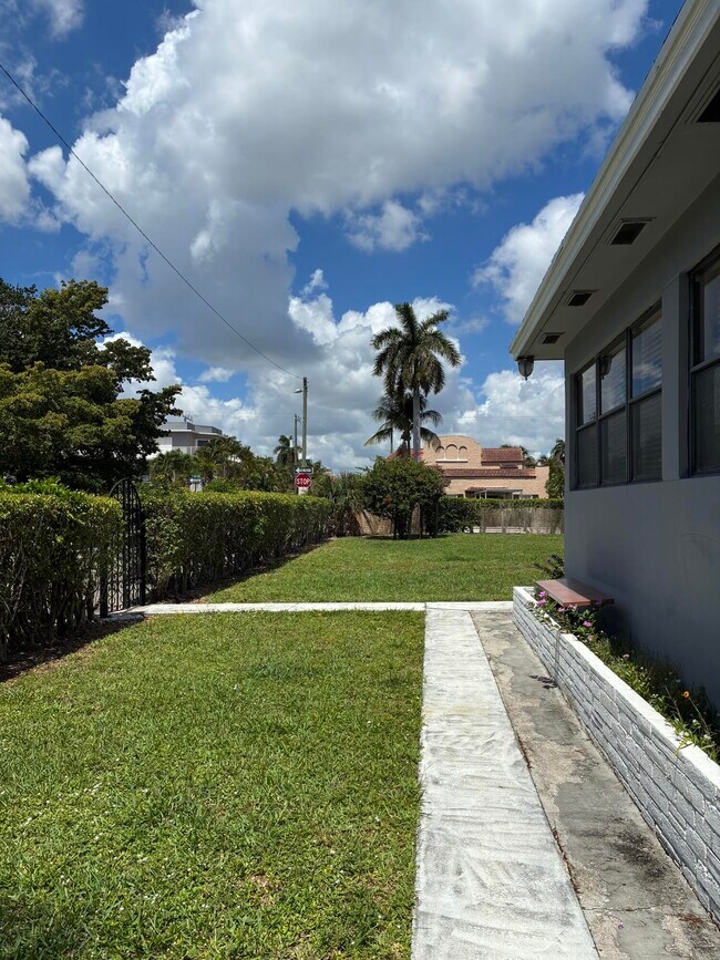 Building Photo - 130 S Lakeside Dr