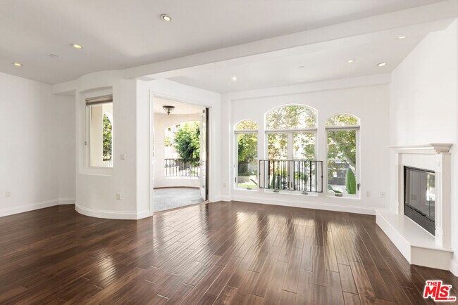 Building Photo - 320 S Swall Dr