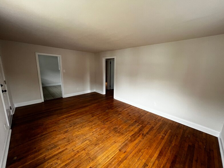 Building Photo - 566 E High St