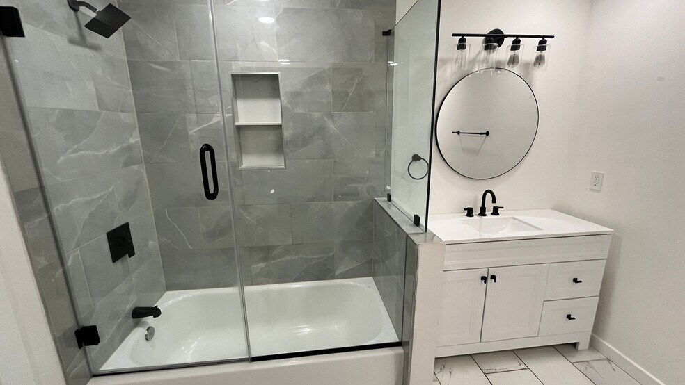 Building Photo - 3401 Windridge Dr