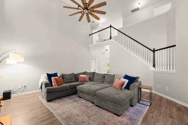 Building Photo - Spacious 5 Bedroom/3 Bath Home with Basement!