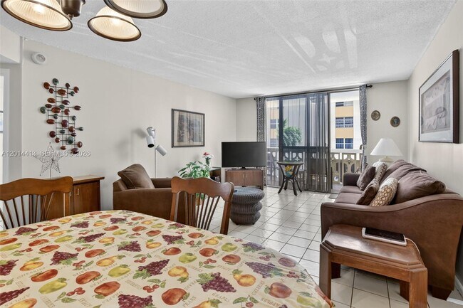 Building Photo - 1817 S Ocean Dr