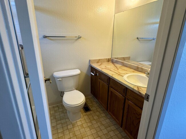 Building Photo - 3 Bedroom 2 bath with beautiful landscapin...