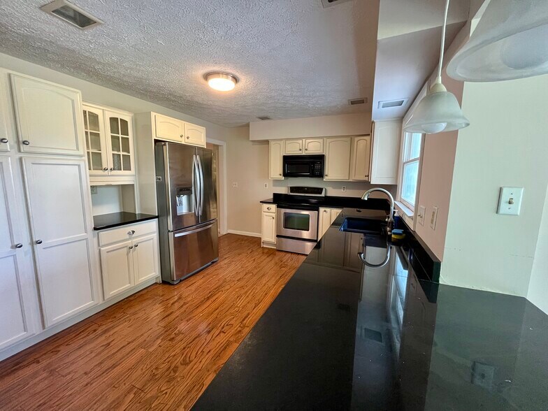 Building Photo - 555 Royal Crest Dr