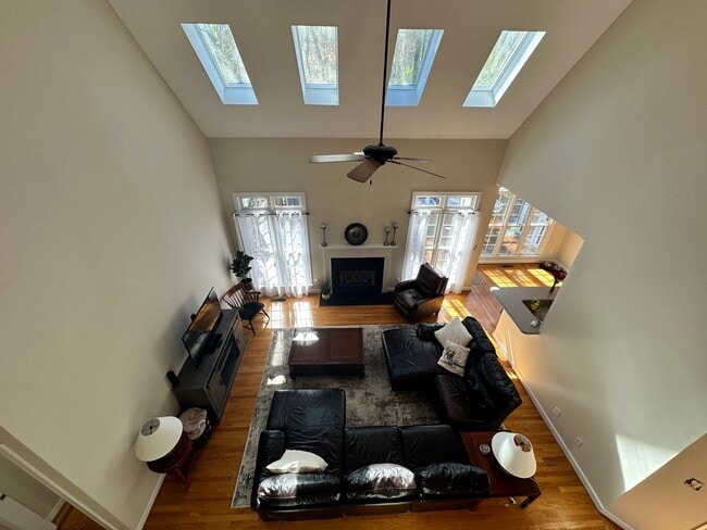 Building Photo - Stunning 5 bedroom 3 bath Carrboro Home with Fenced Yard and Hot Tub!