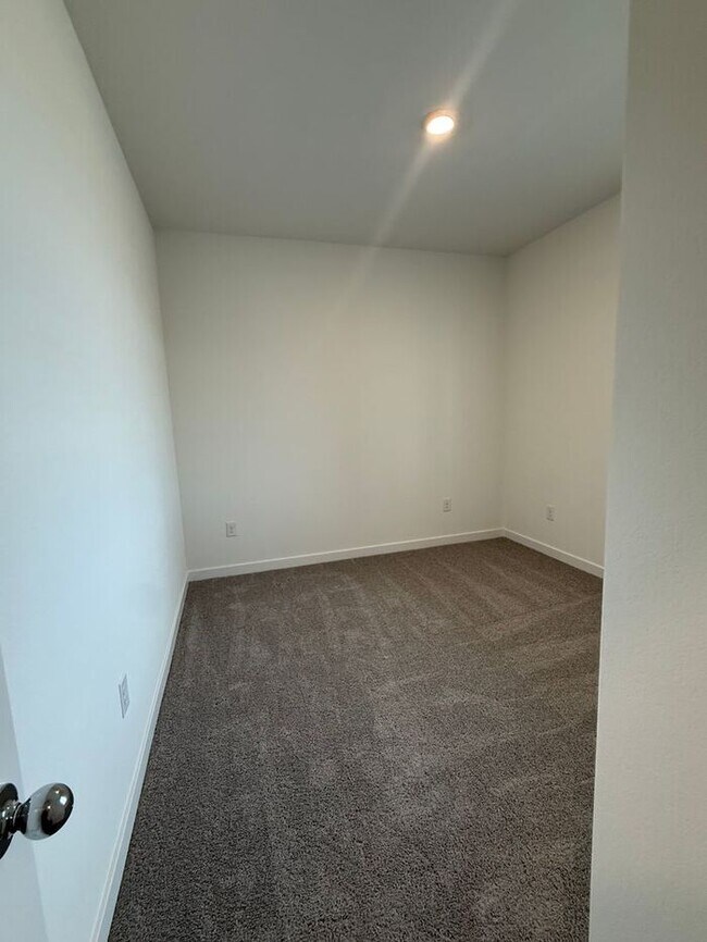 Building Photo - Brand-New 3 Bed | 2.5 Bath Townhome in Carson City