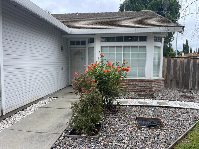 Building Photo - 3br/2ba Home on corner lot