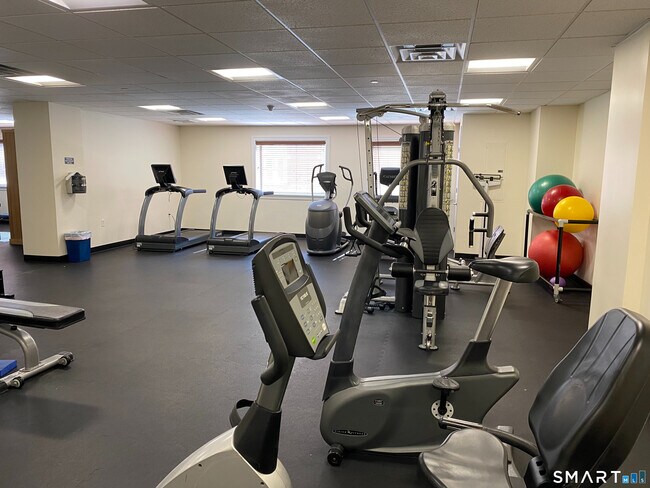 Building Photo - 143 Hoyt St