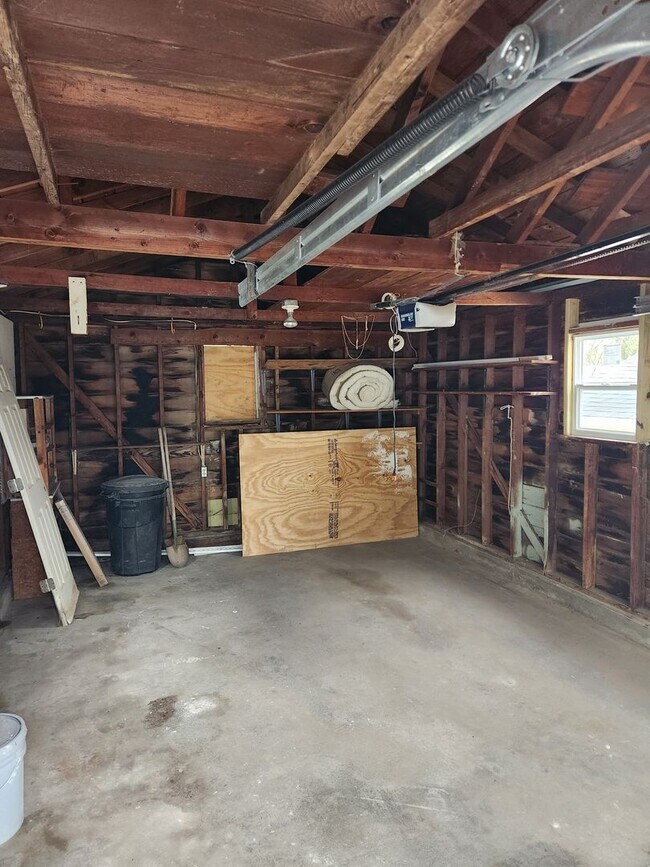 Building Photo - 3/2 newly remodeled, with 1 car garage and...