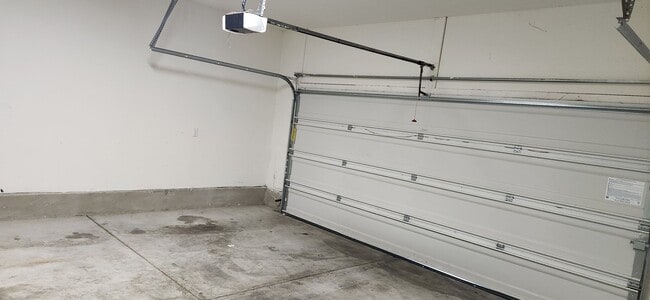 Building Photo - 5-Bedroom 3-Bathroom Home Walking distance to USAA and just mins from Medical Center and UTSA