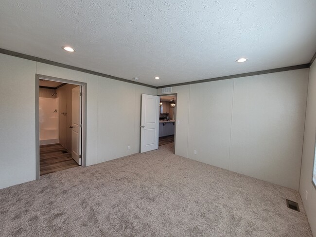 Building Photo - 5080 Cove Ct