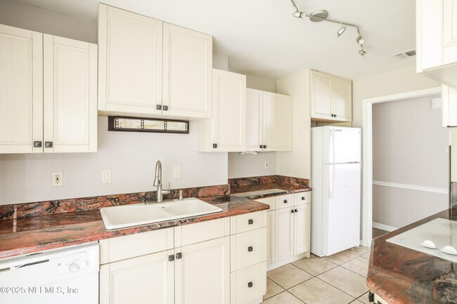 Building Photo - 2412 Stonehaven Ct W