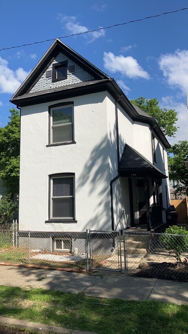 Primary Photo - 123 Park Dr