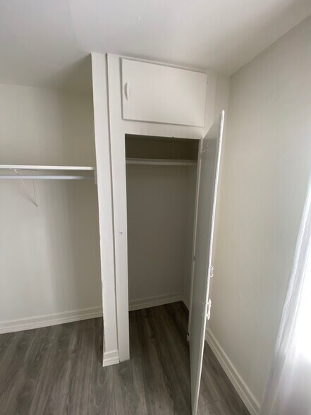 Building Photo - 515 E Buckthorn St