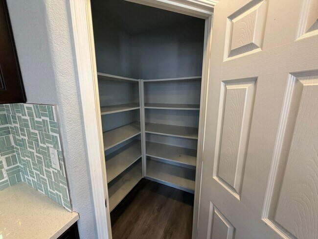Building Photo - AVAILABLE NOW! LEASE TODAY! 4 Bedroom 3 Bath Elk Grove Home with Bonus Room!