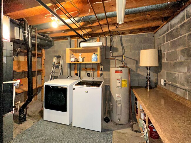 Building Photo - Brilliant 3 Bed 1.5 Bath Townhome in Great...