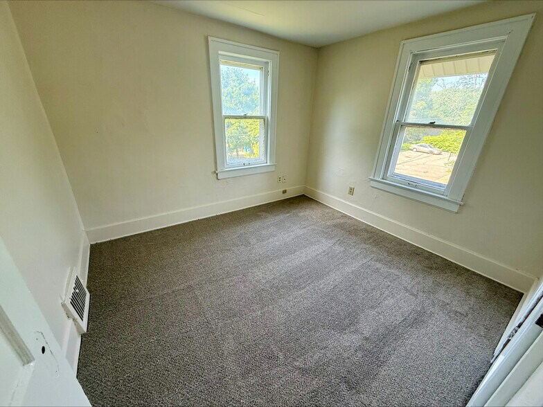 Building Photo - 1215 Pondview Ave