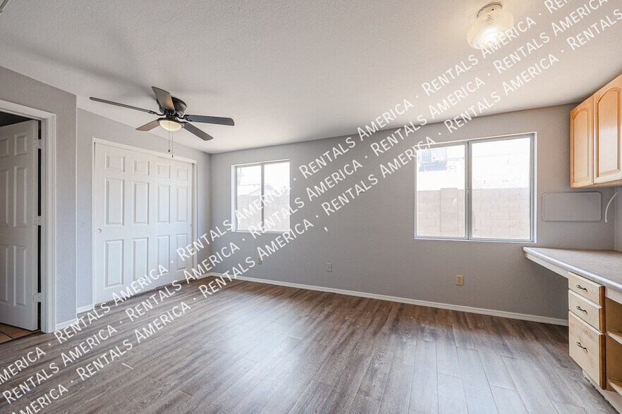 Building Photo - 5515 E Farmdale Ave