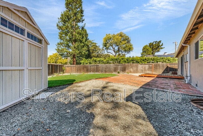 Building Photo - 275 Cameo Dr