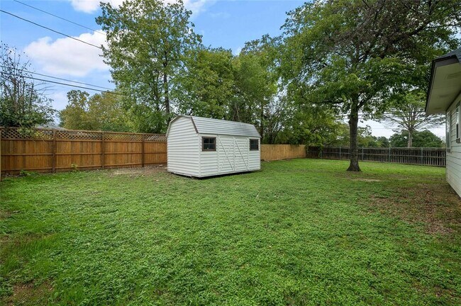 Building Photo - 5010 N Fresco Dr