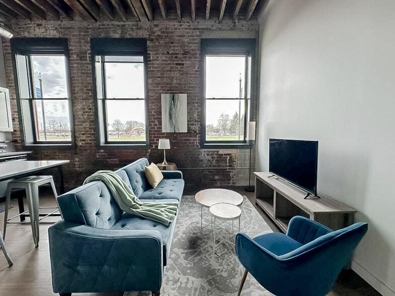 Building Photo - 403 W 4th St N