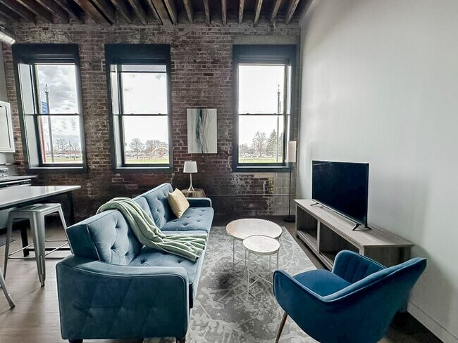 Building Photo - 403 W 4th St N