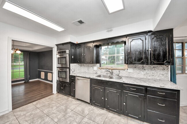 Building Photo - 5001 Glenhaven Dr