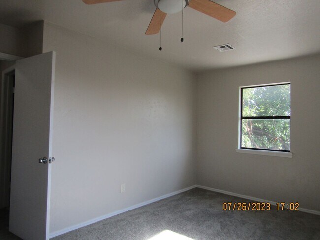 Building Photo - Very nice townhome located in the Heritage...