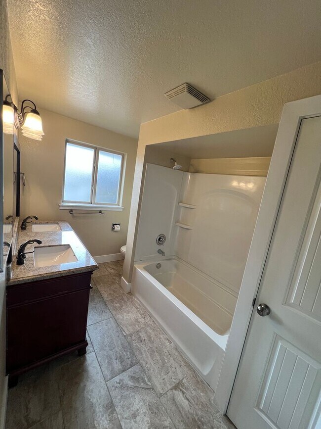 Building Photo - Girgis Duplex