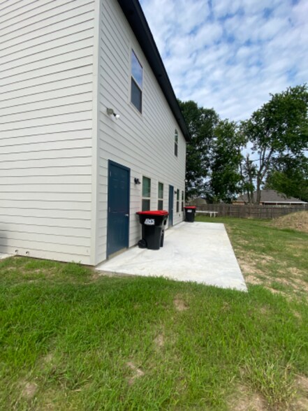 Building Photo - 102 Glade Blvd