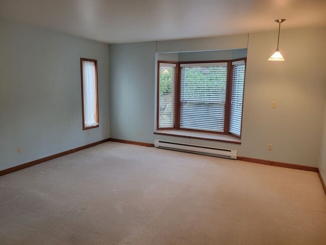 Building Photo - 2BD Condo Located in Charming Neighborhood...