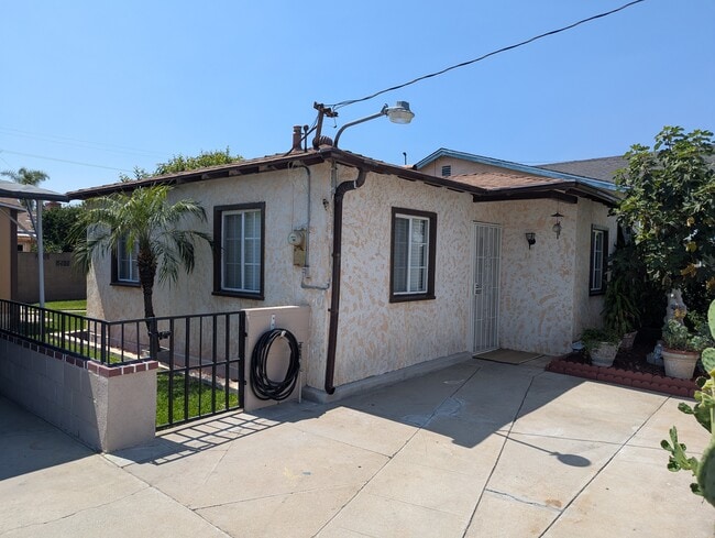 Building Photo - 4919 La Rica Ave