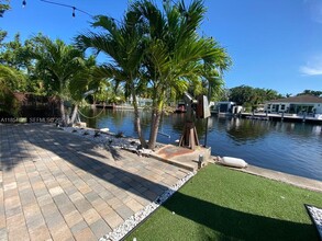 Building Photo - 1350 NE 30th St