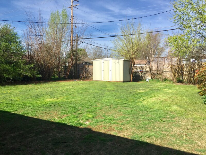 Building Photo - 2209 Maple Dr