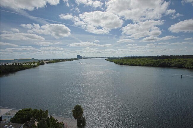 Primary Photo - 500 Bayview Dr