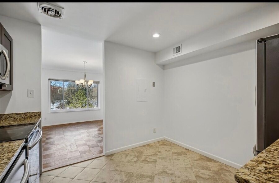 Building Photo - 11423 Commonwealth Dr