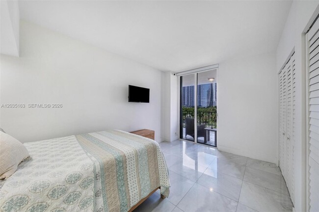 Building Photo - 520 Brickell Key Dr