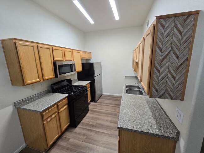 Building Photo - Spacious 3 bedroom 2 bath upgraded condo