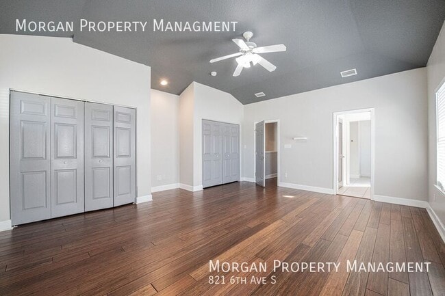 Building Photo - 821 6th Ave S