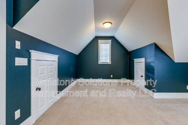 Building Photo - 210 38th Ave N